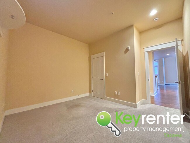 Building Photo - Luxury 2-Bed Condo in Tacoma, No Neighbors...