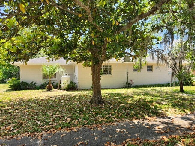 Building Photo - Bed 2 Bath, 2 car garage (SW Ocala/ Marion Oaks)