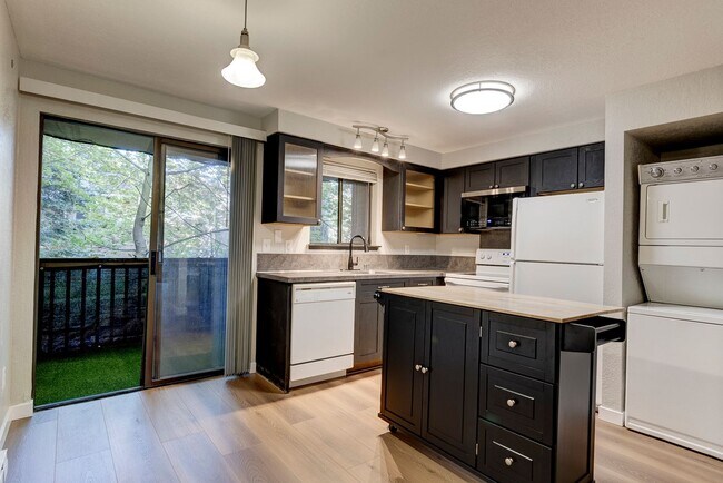 Building Photo - 2 Bedroom Ground Floor Condo