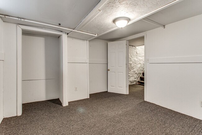 Building Photo - Updated 4 Bed, 2 Bath in Oakland - Close t...