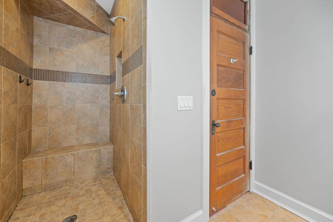 Building Photo - WALNUT HILLS- Immaculate 2 Bedroom 2 Bathr...