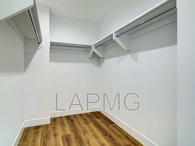 Building Photo - 5600 W 78th