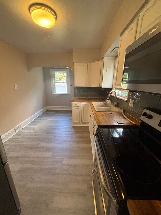 Building Photo - 4bd Single Cleveland Hts Cash Pay