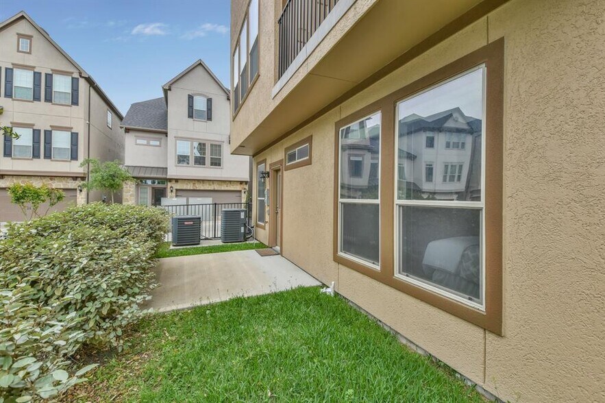 Backyard next to beautiful water pond - 1410 Upland Orchard Dr