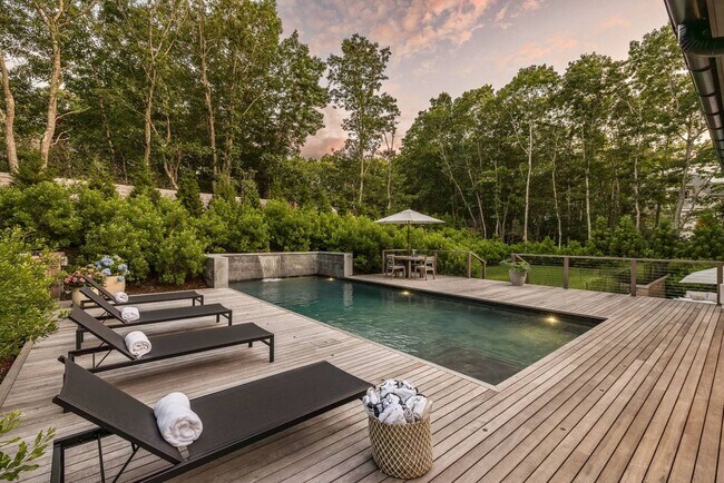 Building Photo - 32 Island View Dr W