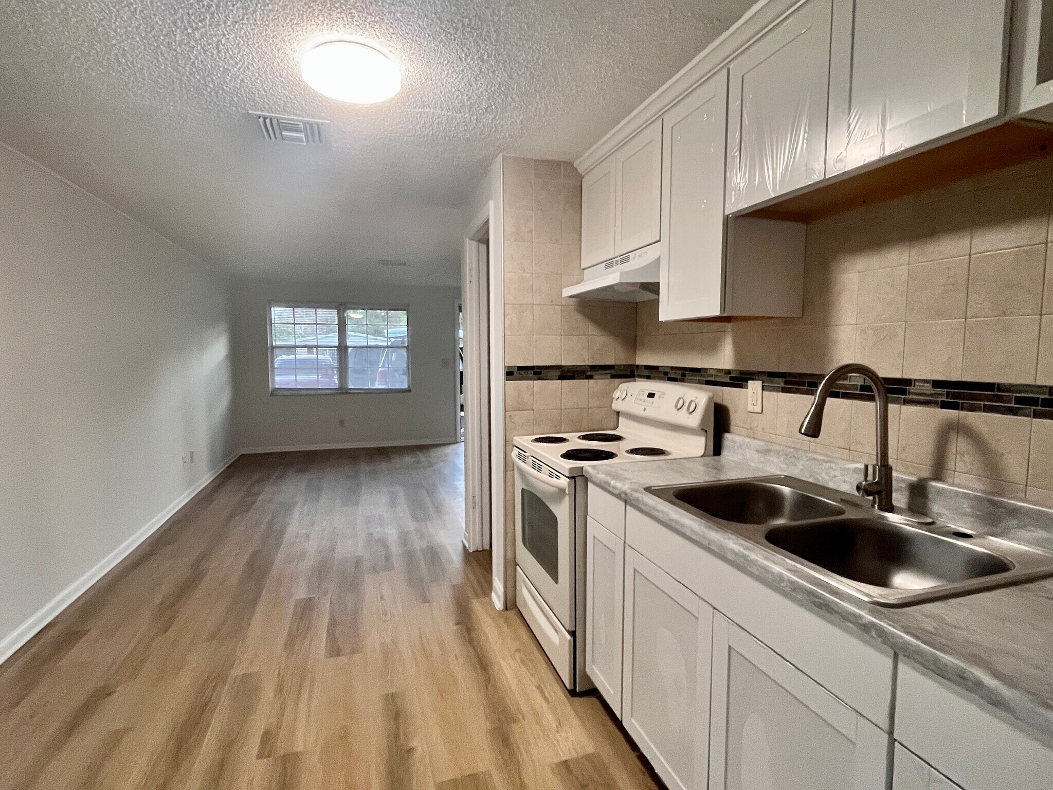 Building Photo - 9801 N Aster Ave