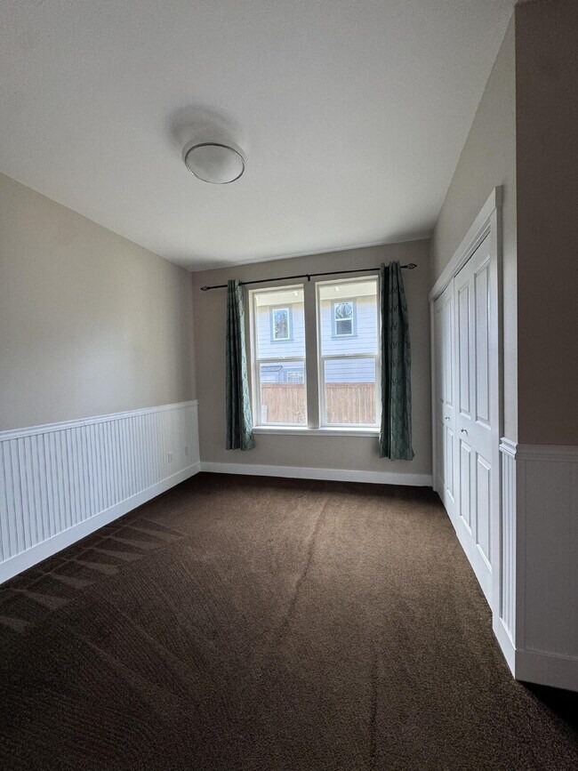Building Photo - Single-family 3-bedroom home in a desirable neighborhood in town!