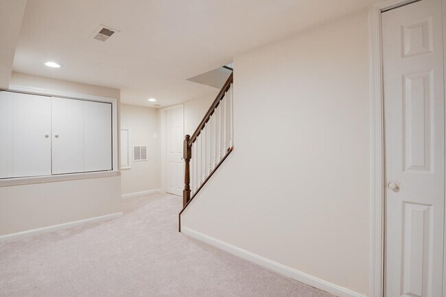 Building Photo - 6351 Lakewood Dr