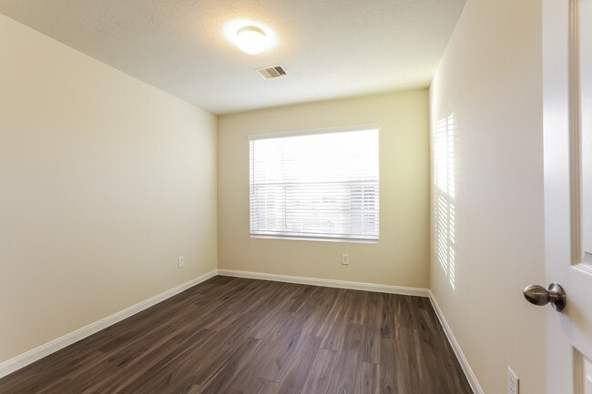 Building Photo - 10931 Myrtle Oak St
