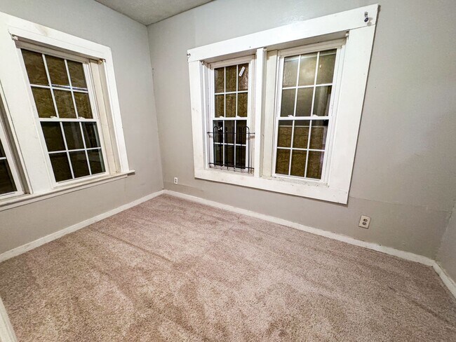 Building Photo - 3 Bedroom / 1 bath home, move in Ready!