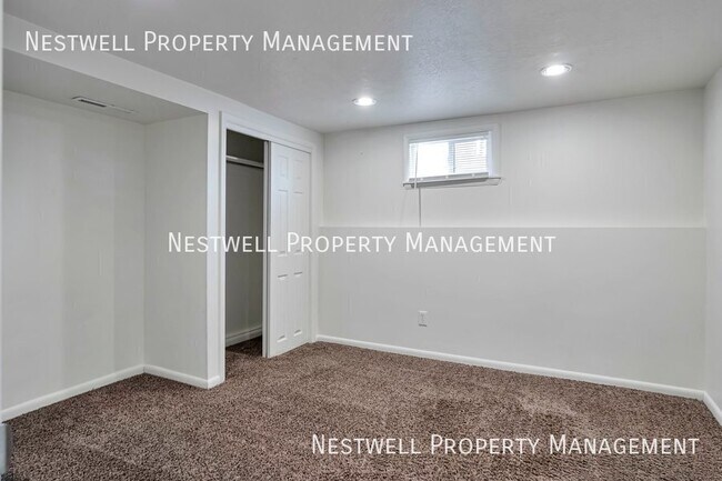 Building Photo - 1335 E Maplewood Cir