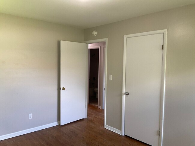 Building Photo - 104 Greencrest Cir