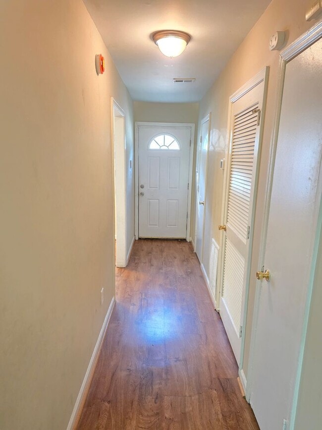 Building Photo - 1225 Oakplace Dr SW