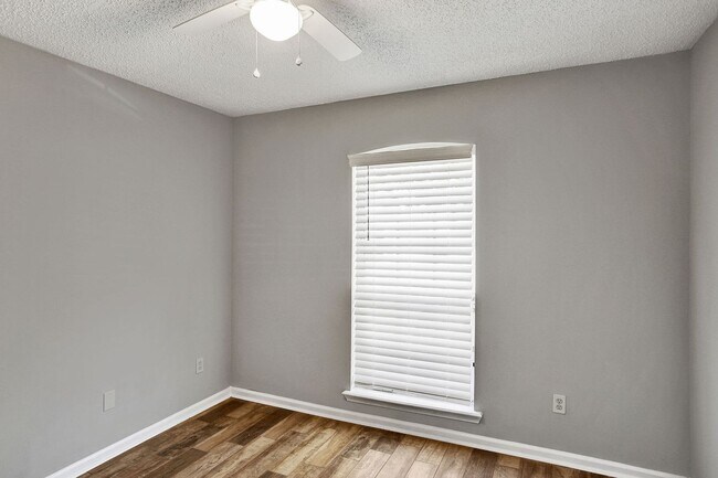 Building Photo - 3 bedroom/ 2 bathroom condo in gated Southern Bridge in ST Johns!