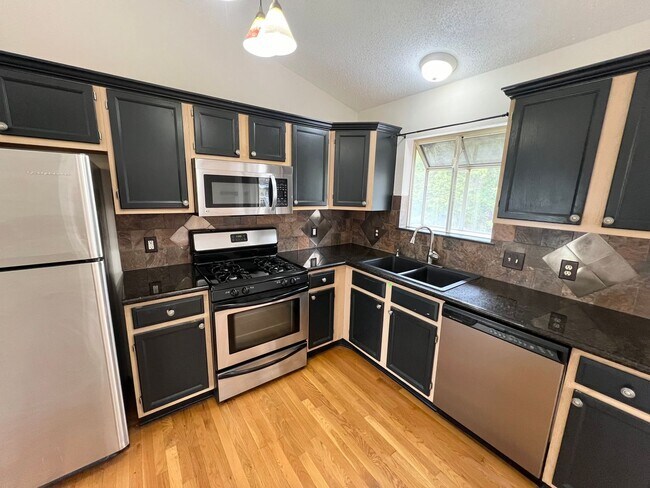 Building Photo - 3 Bedroom 2 Bath Home In the Francis Howel...