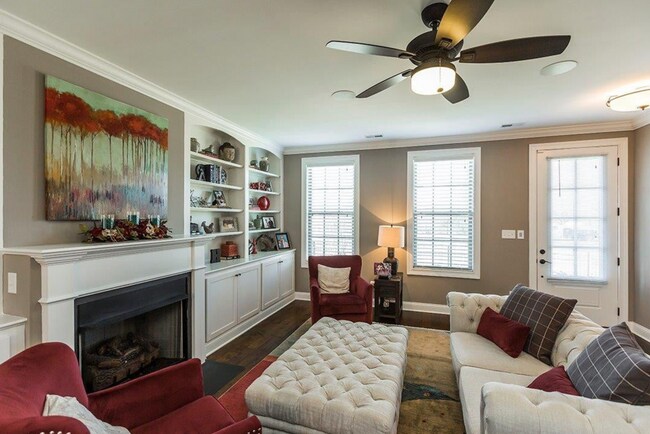 Building Photo - Beautiful corner-lot townhome in the heart of Beaumont Park