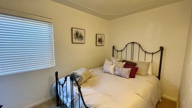 Building Photo - Ocean View 3-Bedroom House on Bay St. walkable to the Beach