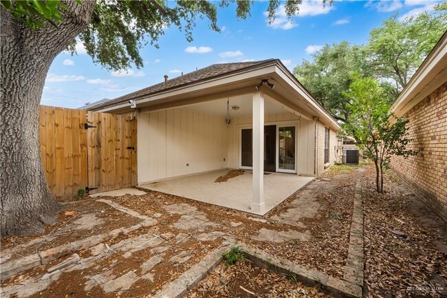 Building Photo - 411 Zinnia Ave