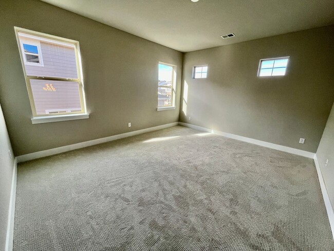 Building Photo - **$1000 off Move in Special** 5 bed 4 Bath IMMACULATE NEW BUILD in THORNTON!!