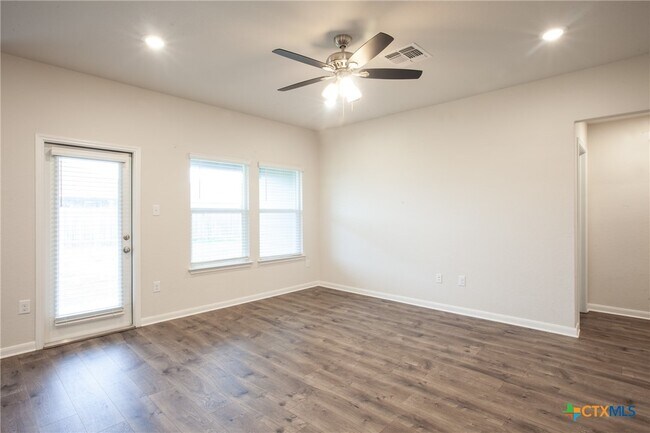 Building Photo - 2125 Silver Maple