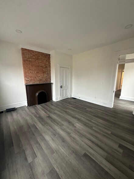 Building Photo - 81 Warren St