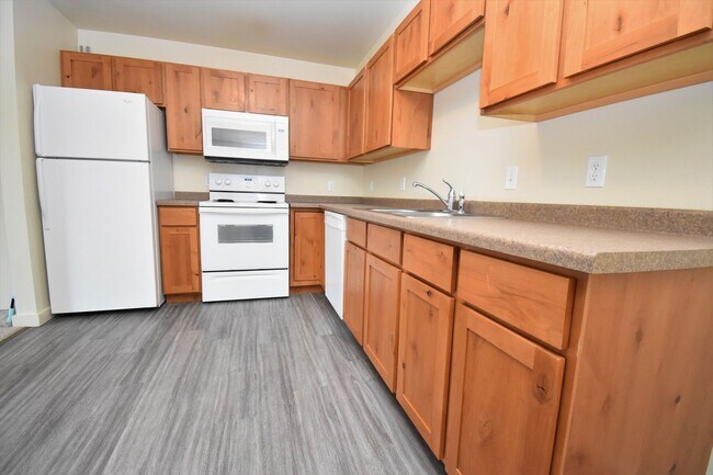 Building Photo - Centrally Located Second Floor 2b w/ Priva...