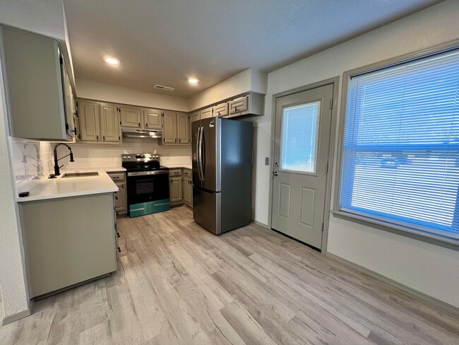 Building Photo - Beautifully Remodeled Duplex Available NOW!