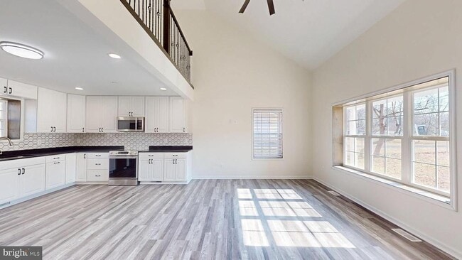 Building Photo - 40750 King Dr