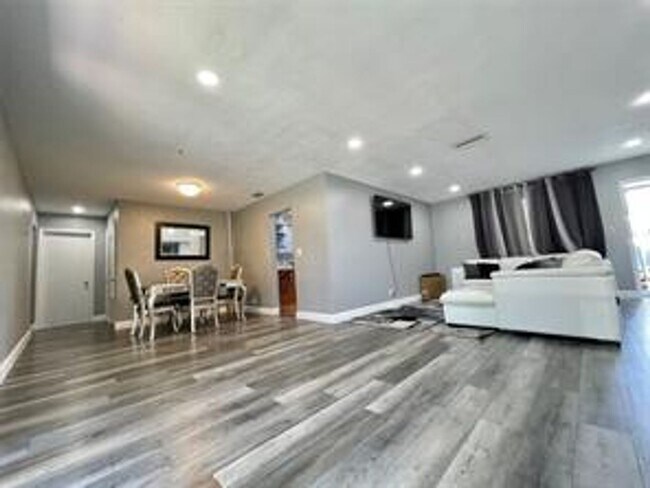 Building Photo - 1478 NE 56th St