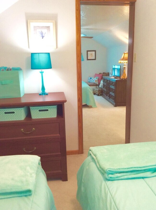 Second bedroom is a pass thru from the main bedroom - 3061 Maple Ave