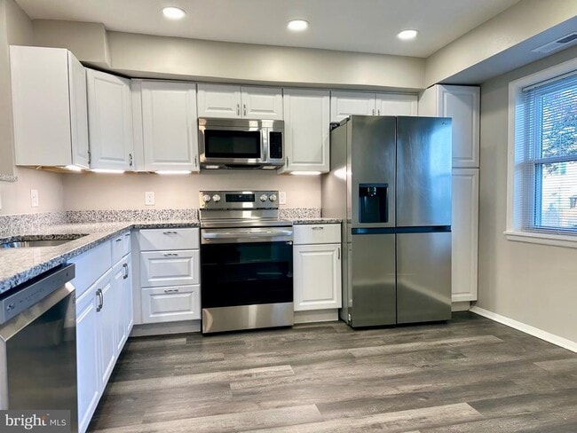 Building Photo - 313 Sweet Briar Ct