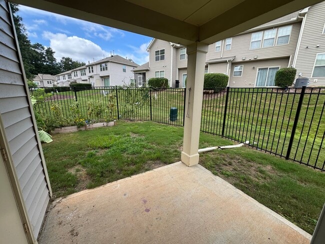 Building Photo - Bright & Spacious End Unit in Thompson Ridge