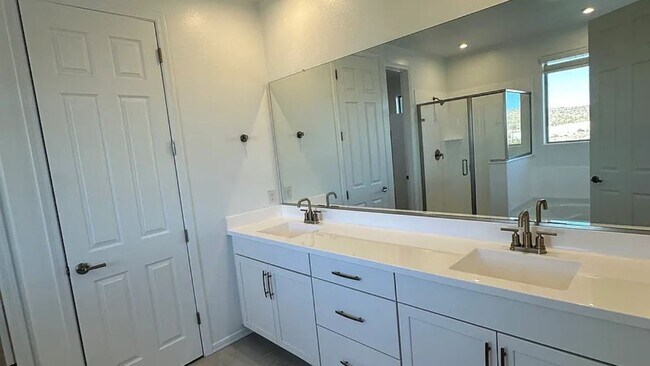 Building Photo - Large North Peoria Home