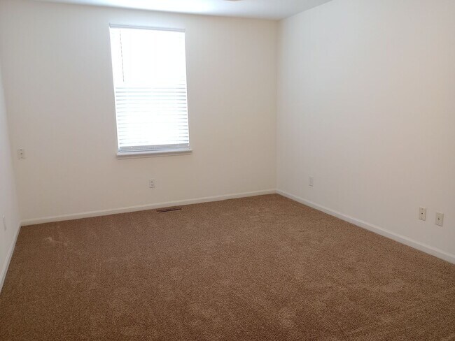 Building Photo - 1724-1726-1726 Louise Cir