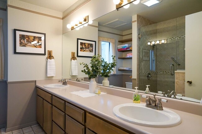 Building Photo - CDA NORTH CONDO - JUST LISTED ONE BEDROOM CONDO!