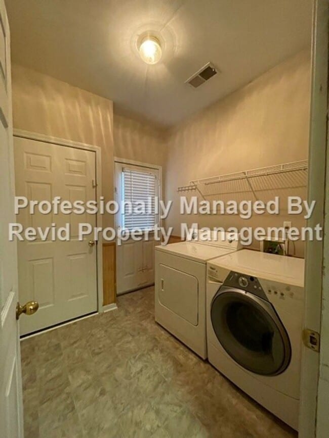 Building Photo - 2 bedroom Home in Harbor Town!!