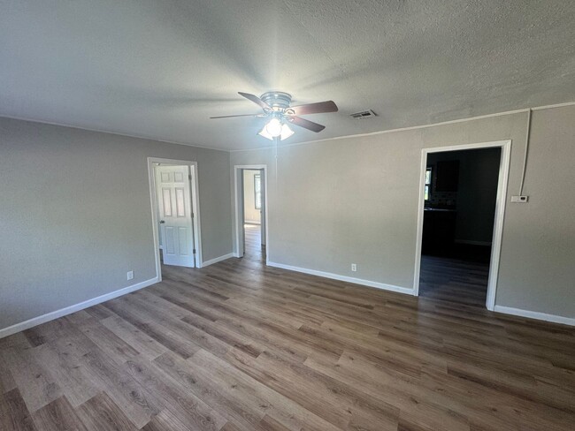 Building Photo - $895 - 3 bed 1 bath - Single Family Home