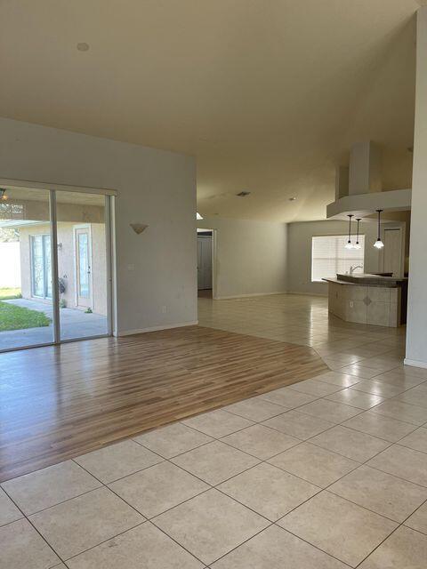 Building Photo - 2202 SW Crocus Ln