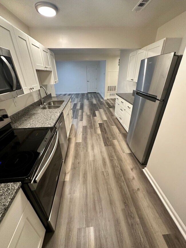 Building Photo - 1 Bedroom Available Collegiate Court  (SUB...
