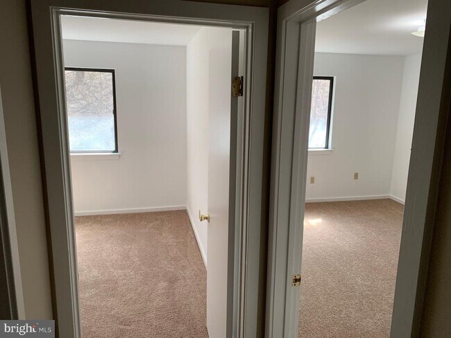 Building Photo - 468 Lynetree Dr