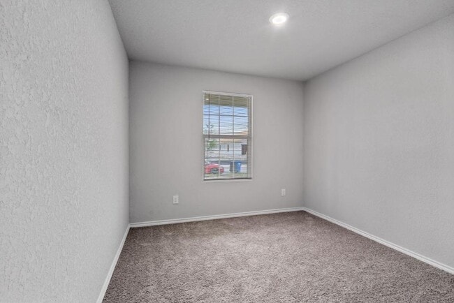 Building Photo - 542 Blue Stem Rd