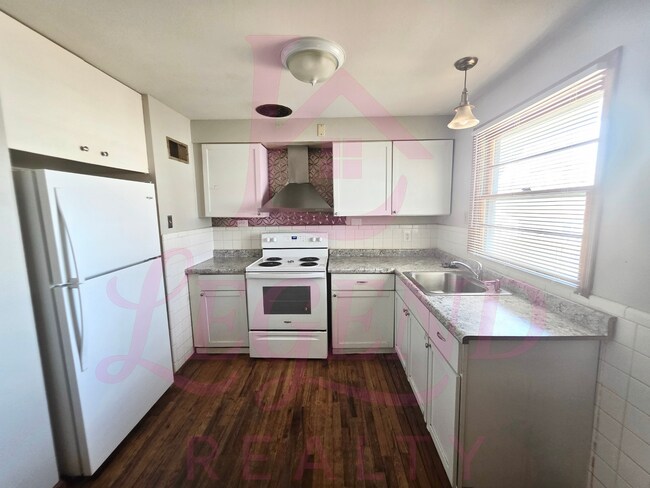 Building Photo - Move-In Ready 2 Bed Home with Sunroom, Garage & Fenced Yard