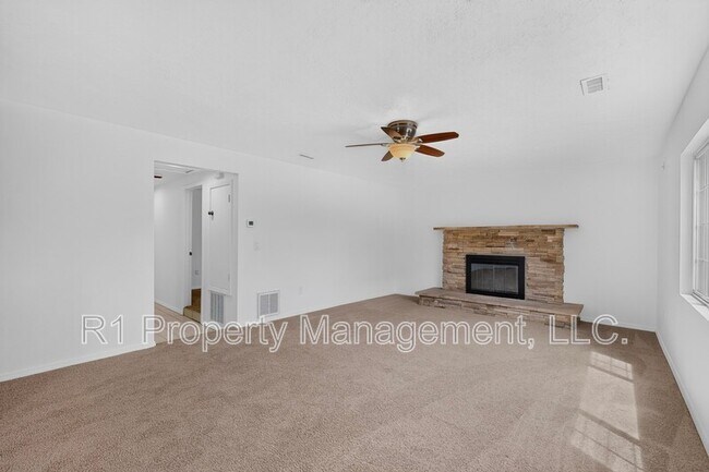 Building Photo - 823 San Lorenzo Ave NW