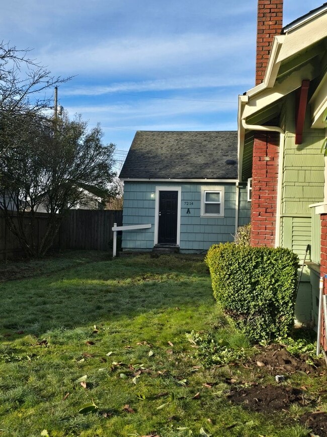 Building Photo - One Bedroom Duplex with Fenced Yard