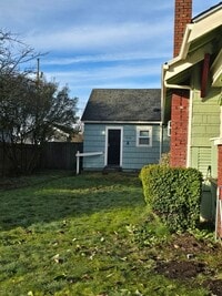 Building Photo - One Bedroom Duplex with Fenced Yard