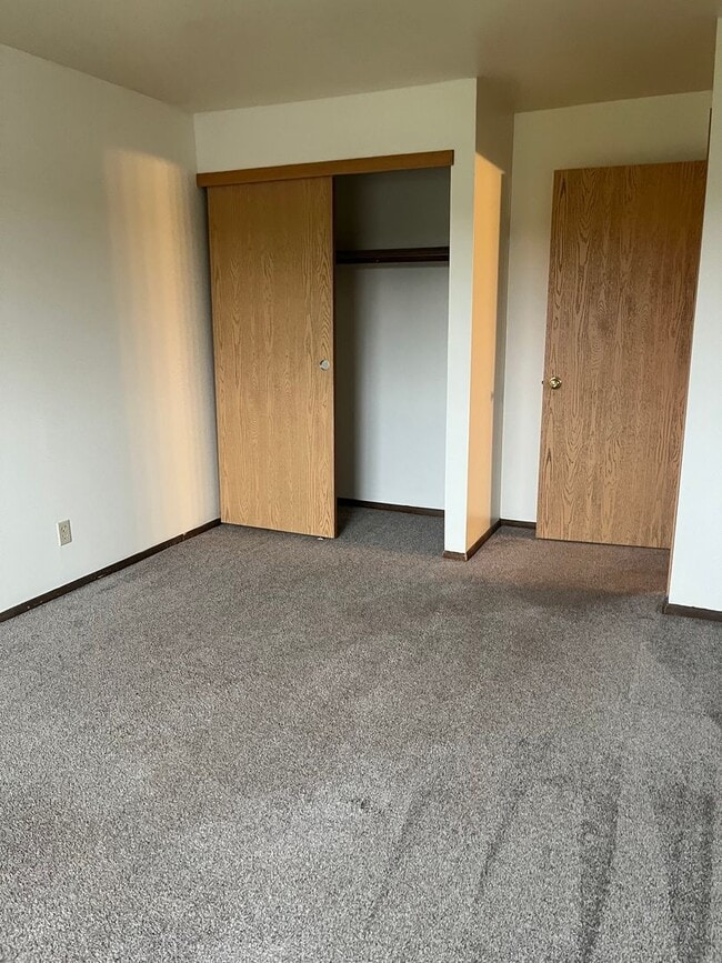 Building Photo - 3 Bedroom 2 1/2 Bath Townhome