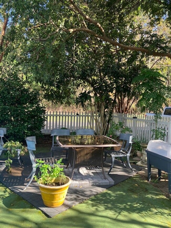Building Photo - Stunning 3 - Bedroom 2.5 - Bath Townhome -...