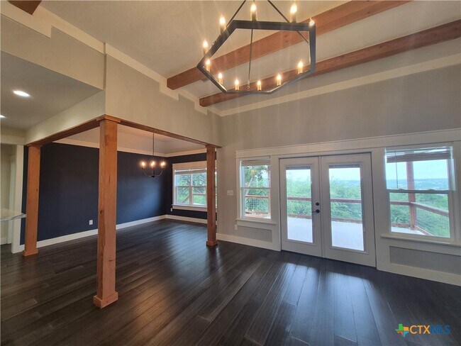 Building Photo - 427 Primrose Path