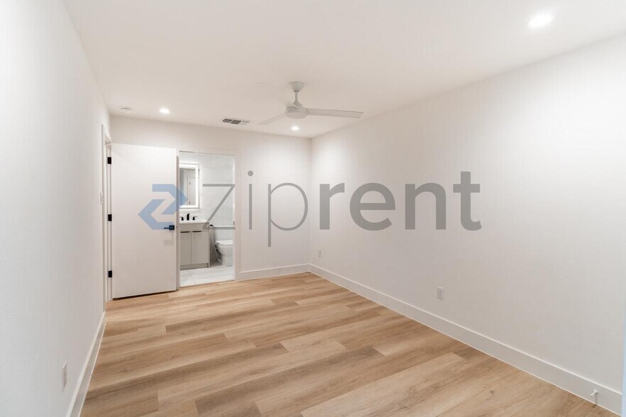Building Photo - Unit D
