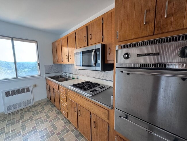 Building Photo - Spacious One Bedroom Apartment- City views!